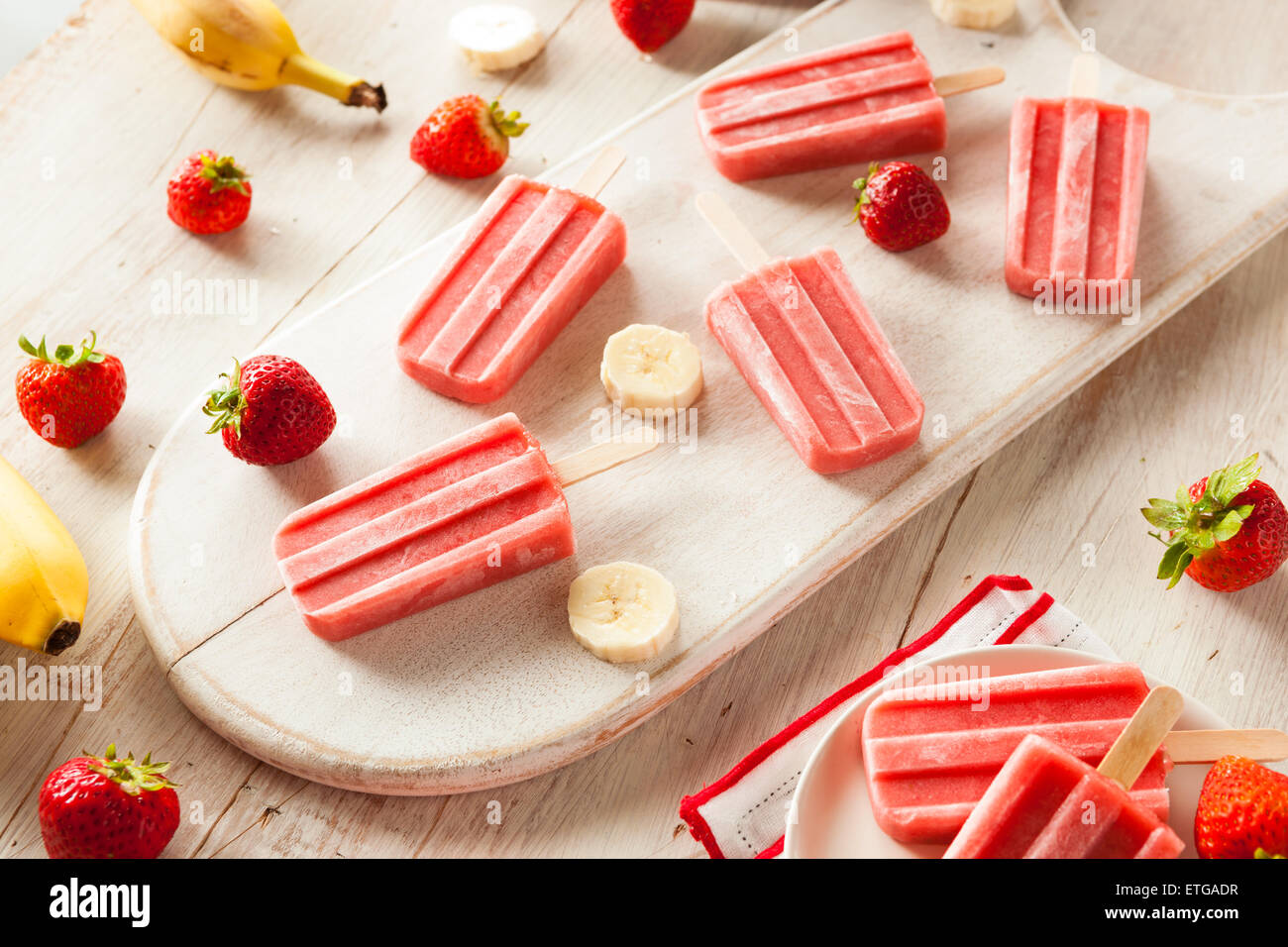 Hausgemachte Erdbeer und Banane Eis am Stiel auf einem Stick Stockfoto