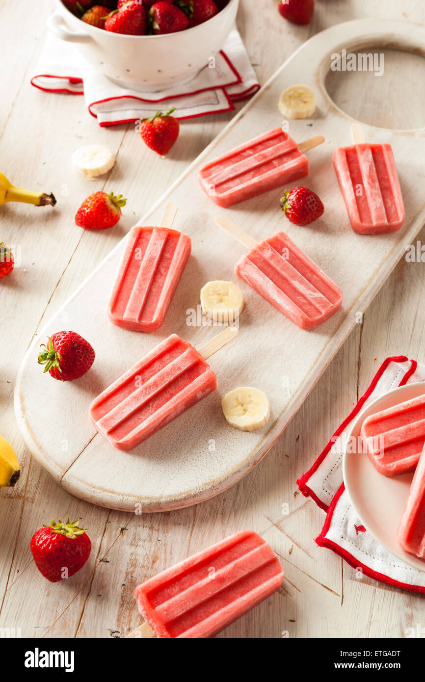 Hausgemachte Erdbeer und Banane Eis am Stiel auf einem Stick Stockfoto