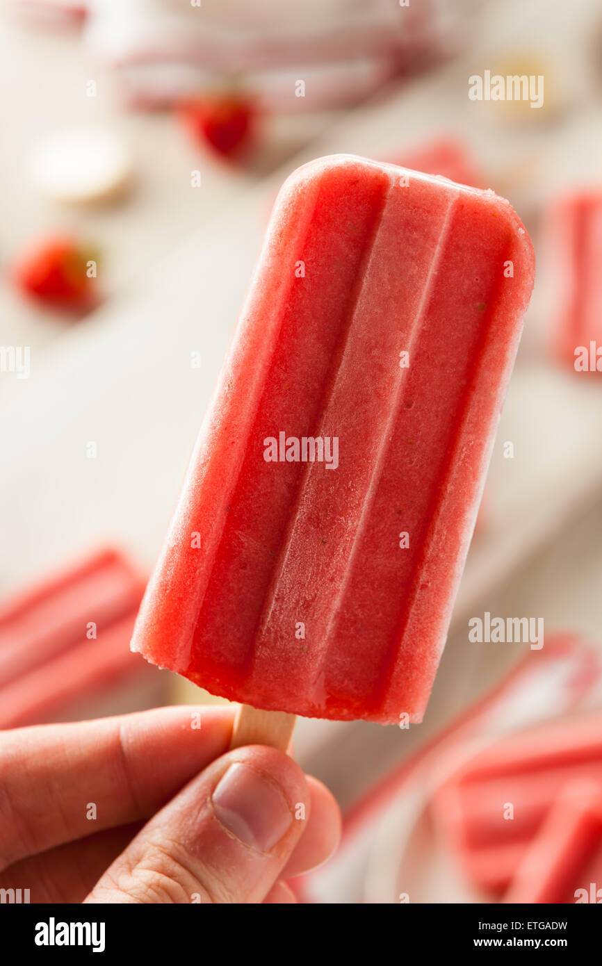 Hausgemachte Erdbeer und Banane Eis am Stiel auf einem Stick Stockfoto