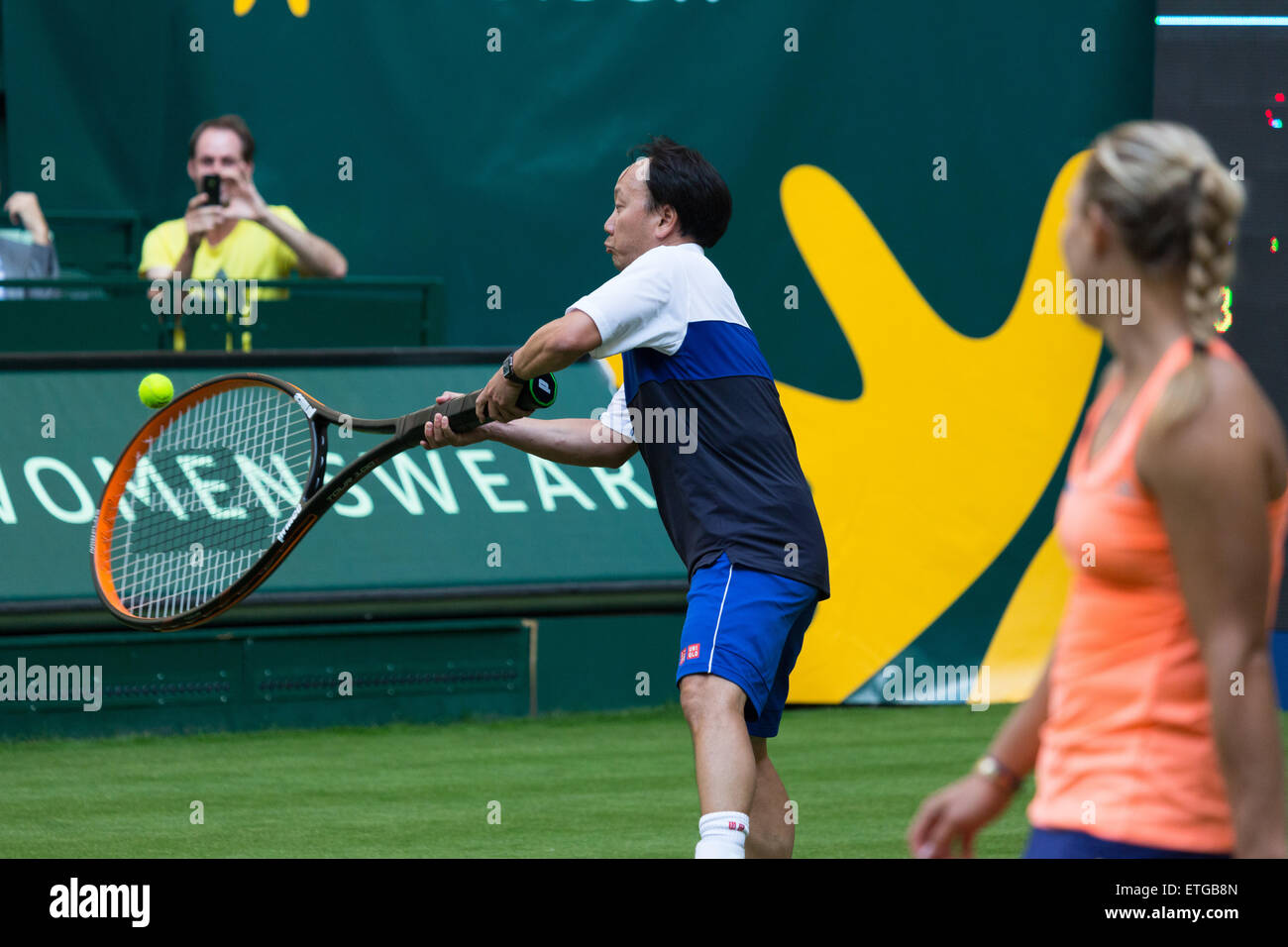 Michael Chang mit einer überdimensionalen racquet während einer Ausstellung Gleichen am Gerry Weber Stadion. Stockfoto