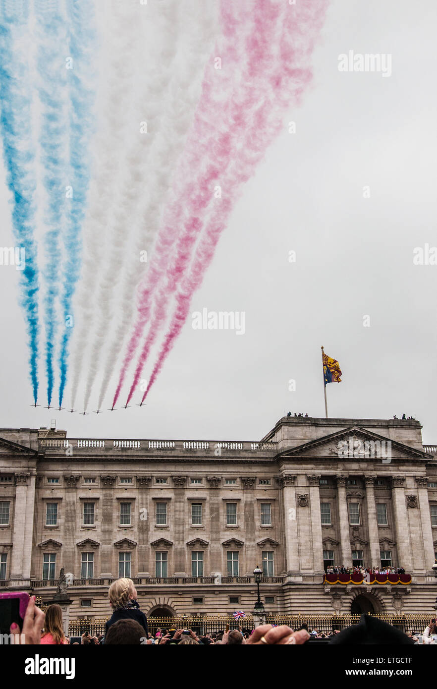 Rote Pfeile über den Buckingham Palace Fliegen für Geburtstag der Königin Flypast, London. Platz für Kopie Stockfoto