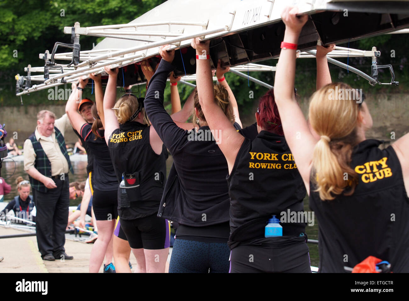 Durham, Großbritannien. 13. Juni 2015. Heben ihr Boot ins Wasser während der 182. Durham Regatta Konkurrenten. Durham-Regatta ist das zweite älteste des Landes, Chester Regatta nur vorangestellt. Heute die Regatta findet über eine 750m "short Course" auf der malerischen Fluss Wear in Durham City und zieht regelmäßig von mehr als zweitausend Teilnehmer und zehntausend Zuschauer vom gesamten Vereinigten Königreich. Bildnachweis: AC Bilder/Alamy Live-Nachrichten Stockfoto