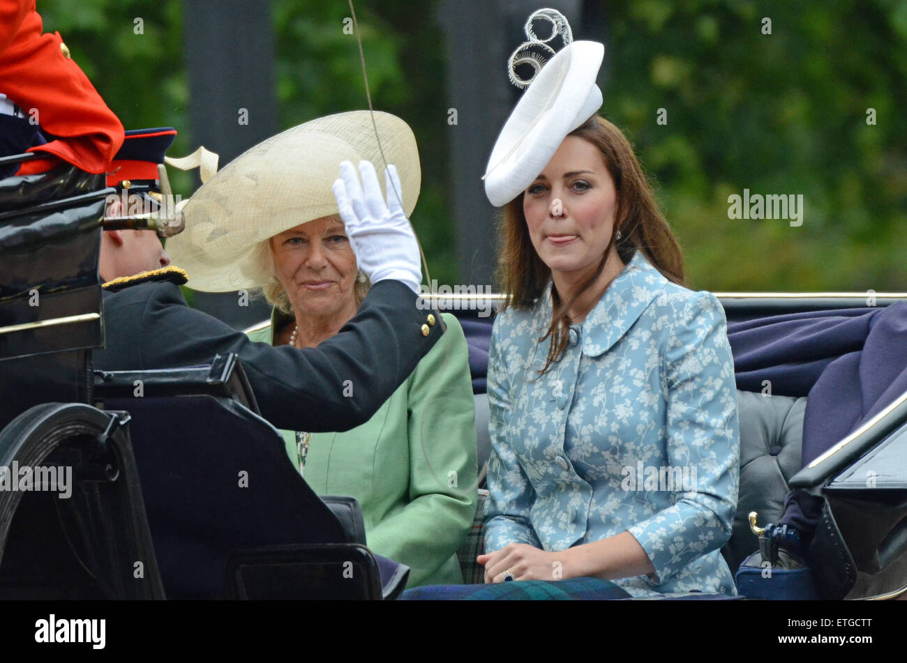 Herzogin von Cambridge und die Herzogin von Cornwall. Trooping der Farbe in der Mall. London. Kate Middleton mit herausgestreckter Zunge Stockfoto