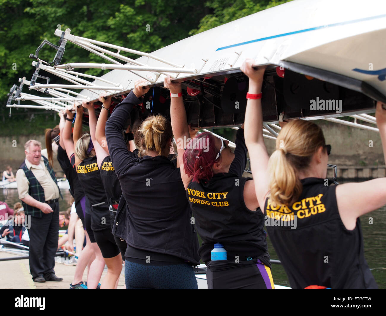 Durham, Großbritannien. 13. Juni 2015. Heben ihr Boot ins Wasser während der 182. Durham Regatta Konkurrenten. Durham-Regatta ist das zweite älteste des Landes, Chester Regatta nur vorangestellt. Heute die Regatta findet über eine 750m "short Course" auf der malerischen Fluss Wear in Durham City und zieht regelmäßig von mehr als zweitausend Teilnehmer und zehntausend Zuschauer vom gesamten Vereinigten Königreich. Bildnachweis: AC Bilder/Alamy Live-Nachrichten Stockfoto