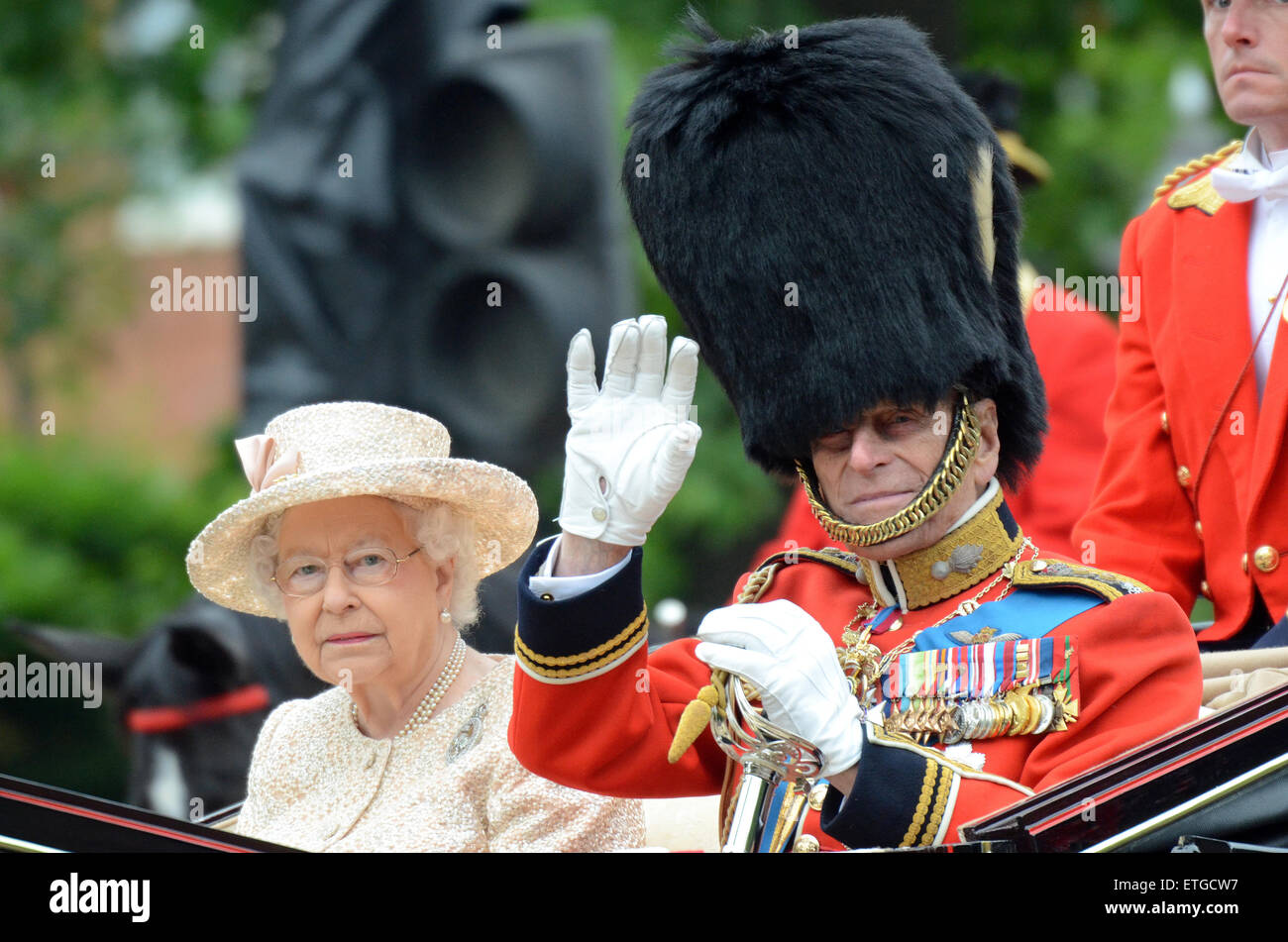 Die Königin und Prinz Philip. Trooping of the Color in der Mall. London, Großbritannien. Herzog von Edinburgh in Uniform mit Medaillen. Augenkontakt. Ältere Menschen Stockfoto