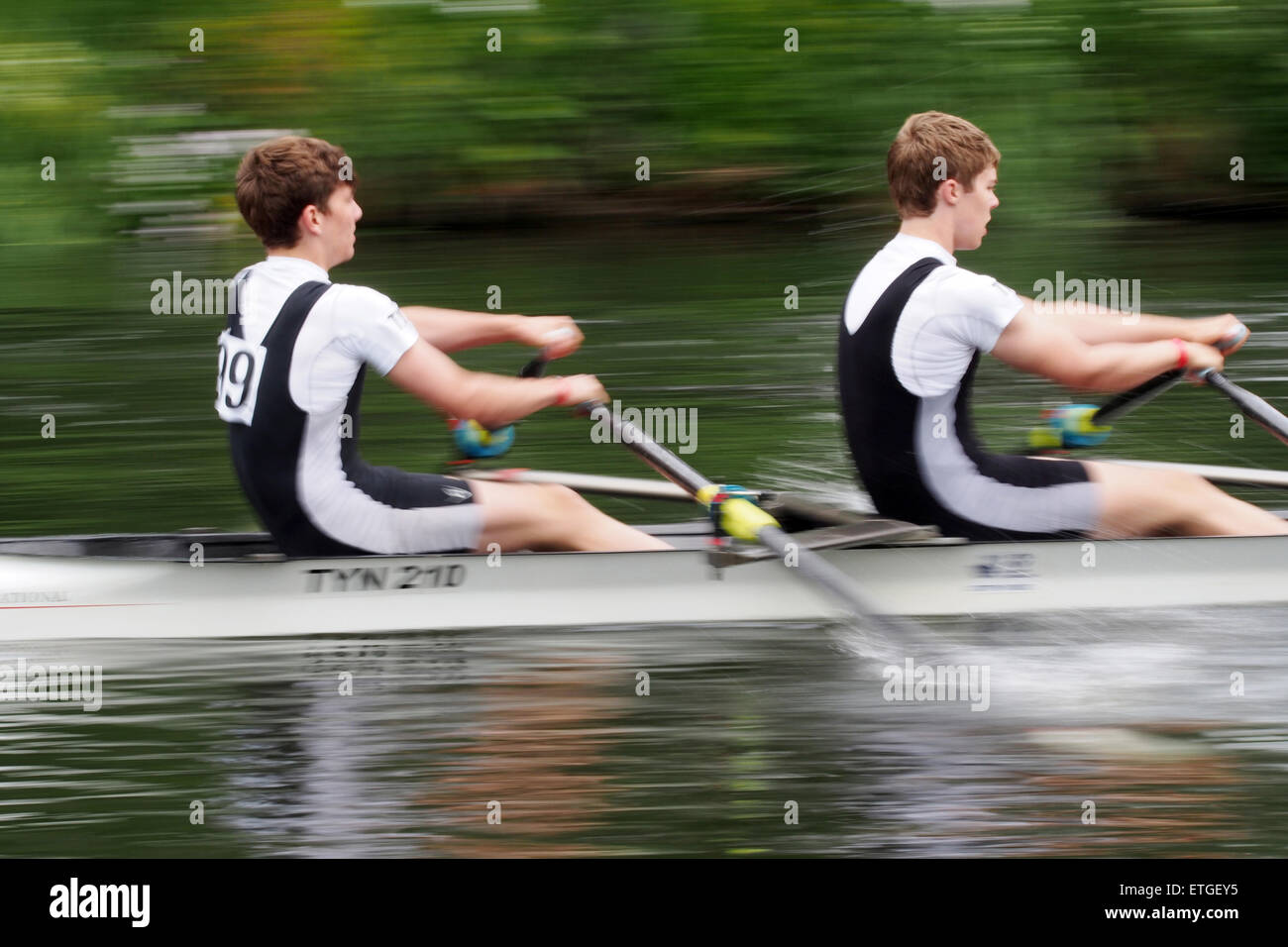 Durham, Großbritannien. 13. Juni 2015. Konkurrenten racing während der 182. Durham-Regatta. Durham-Regatta ist das zweite älteste des Landes, Chester Regatta nur vorangestellt. Heute die Regatta findet über eine 750m "short Course" auf der malerischen Fluss Wear in Durham City und zieht regelmäßig von mehr als zweitausend Teilnehmer und zehntausend Zuschauer vom gesamten Vereinigten Königreich. Bildnachweis: AC Bilder/Alamy Live-Nachrichten Stockfoto