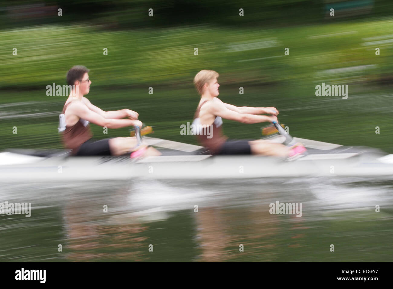 Durham, Großbritannien. 13. Juni 2015. Konkurrenten racing während der 182. Durham-Regatta. Durham-Regatta ist das zweite älteste des Landes, Chester Regatta nur vorangestellt. Heute die Regatta findet über eine 750m "short Course" auf der malerischen Fluss Wear in Durham City und zieht regelmäßig von mehr als zweitausend Teilnehmer und zehntausend Zuschauer vom gesamten Vereinigten Königreich. Bildnachweis: AC Bilder/Alamy Live-Nachrichten Stockfoto