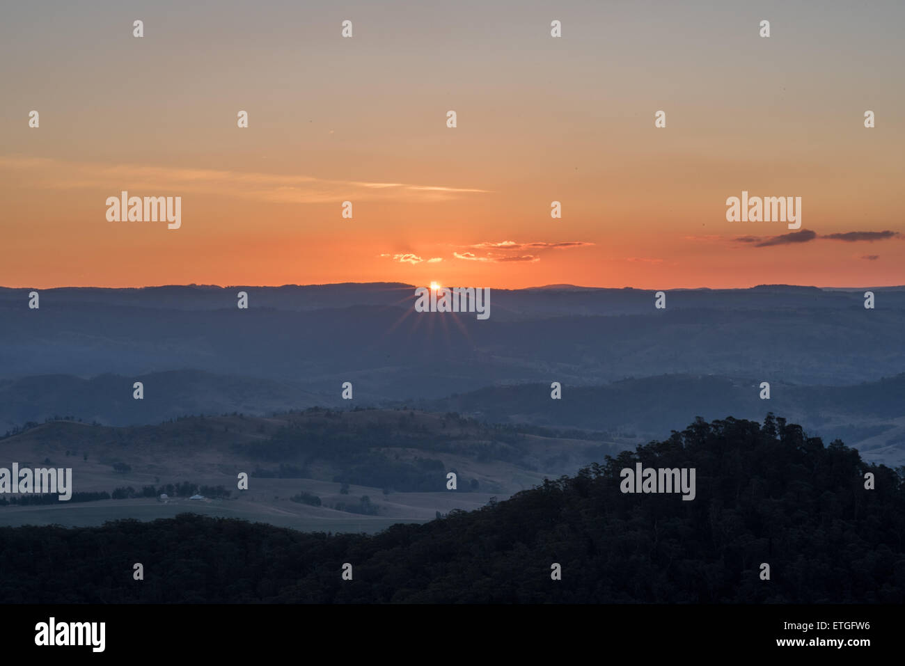 Winter-Sonnenuntergang über den Blue Mountains in Australien. Fotografiert von Hargrave Aussichtspunkt in der Nähe von Blackheath, New-South.Wales Stockfoto