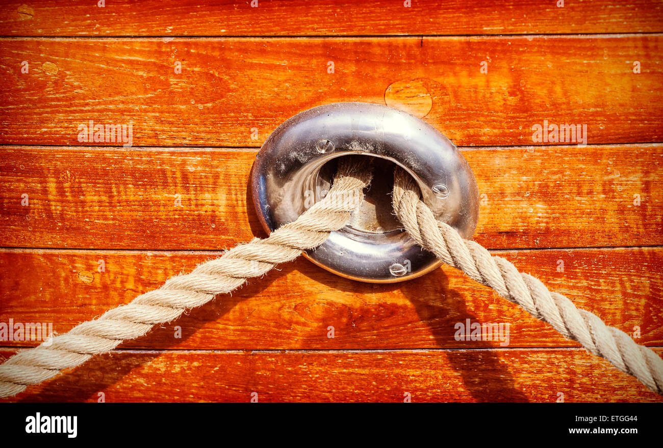 Vintage getönten Holz Yacht Hintergrund mit Seil und Bullauge. Stockfoto