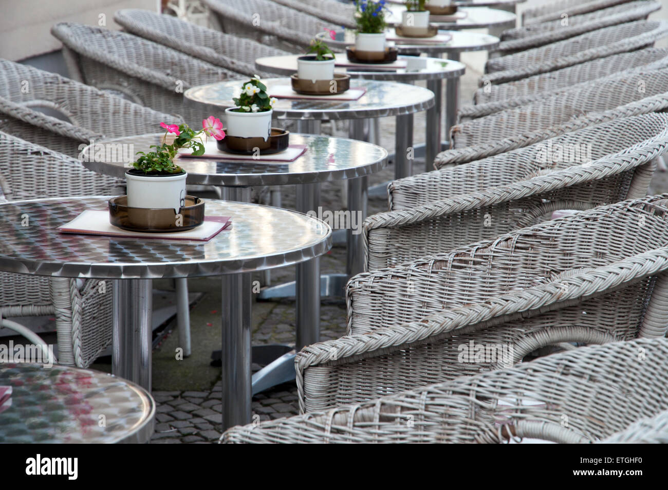 Leere Tabelle und Stühle in einem Restaurant im freien Deutschland Europa Stockfoto