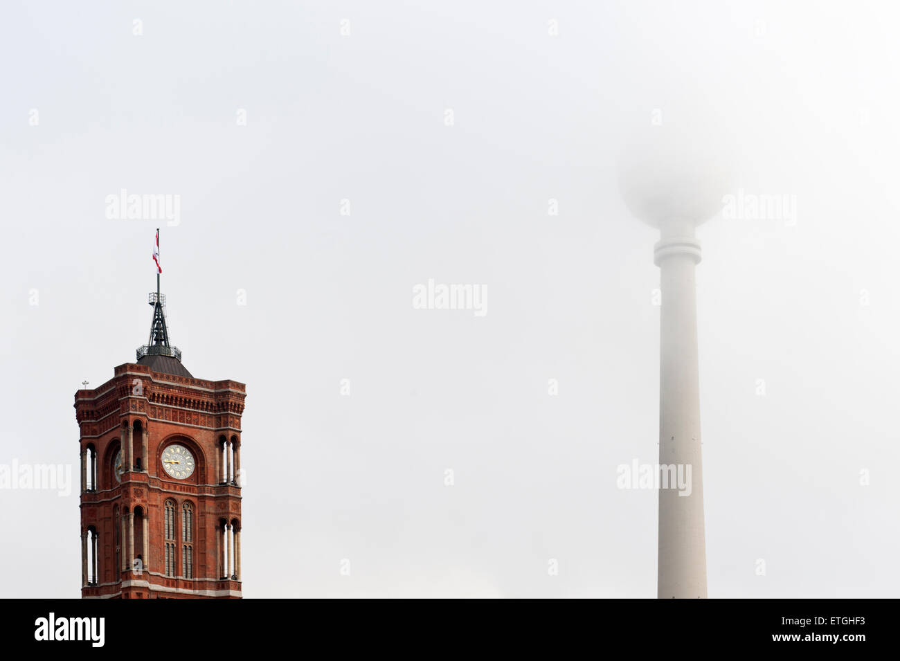 Red City Beglückung Turm und Fernsehturm (Fernsehturm) im Nebel Berlin Deutschland Europa Stockfoto