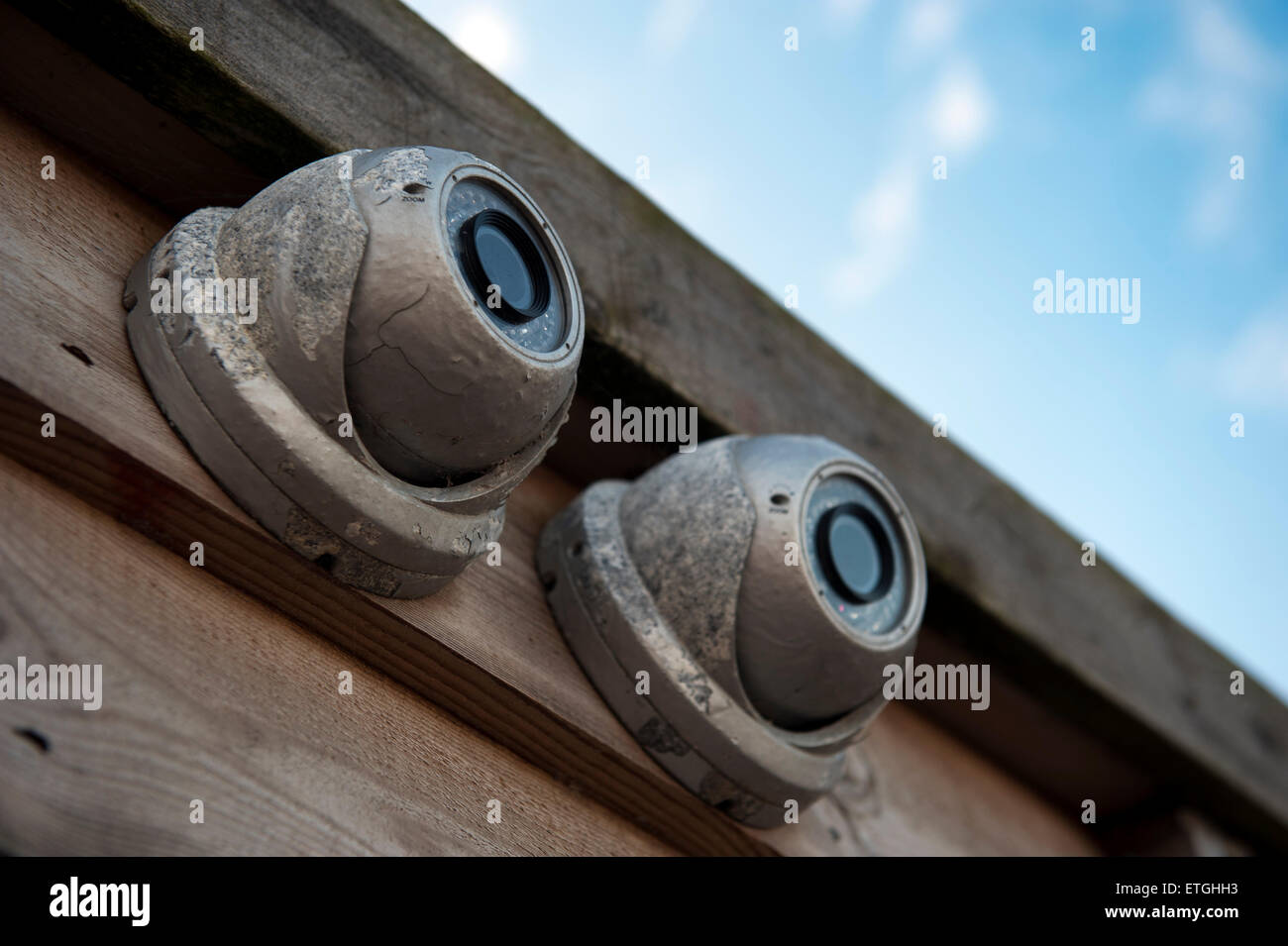 Zwei alte CCTV-Kameras in einem Fischerboot am Strand in Suffolk East Anglia England UK Europe Stockfoto