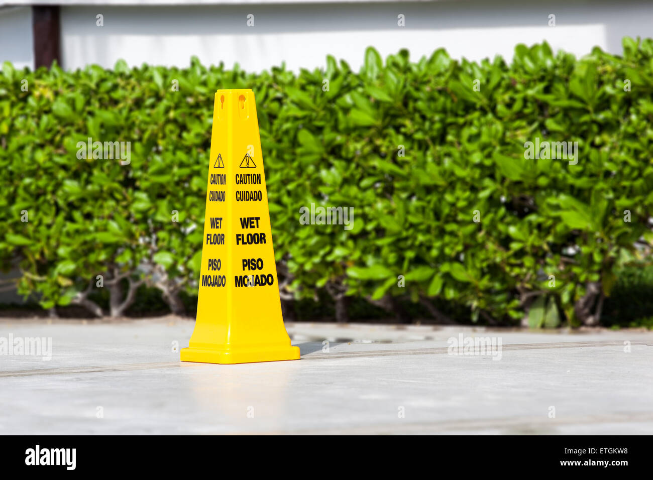 Gelbes Schild Vorsicht nassen Boden. Im freien Stockfoto