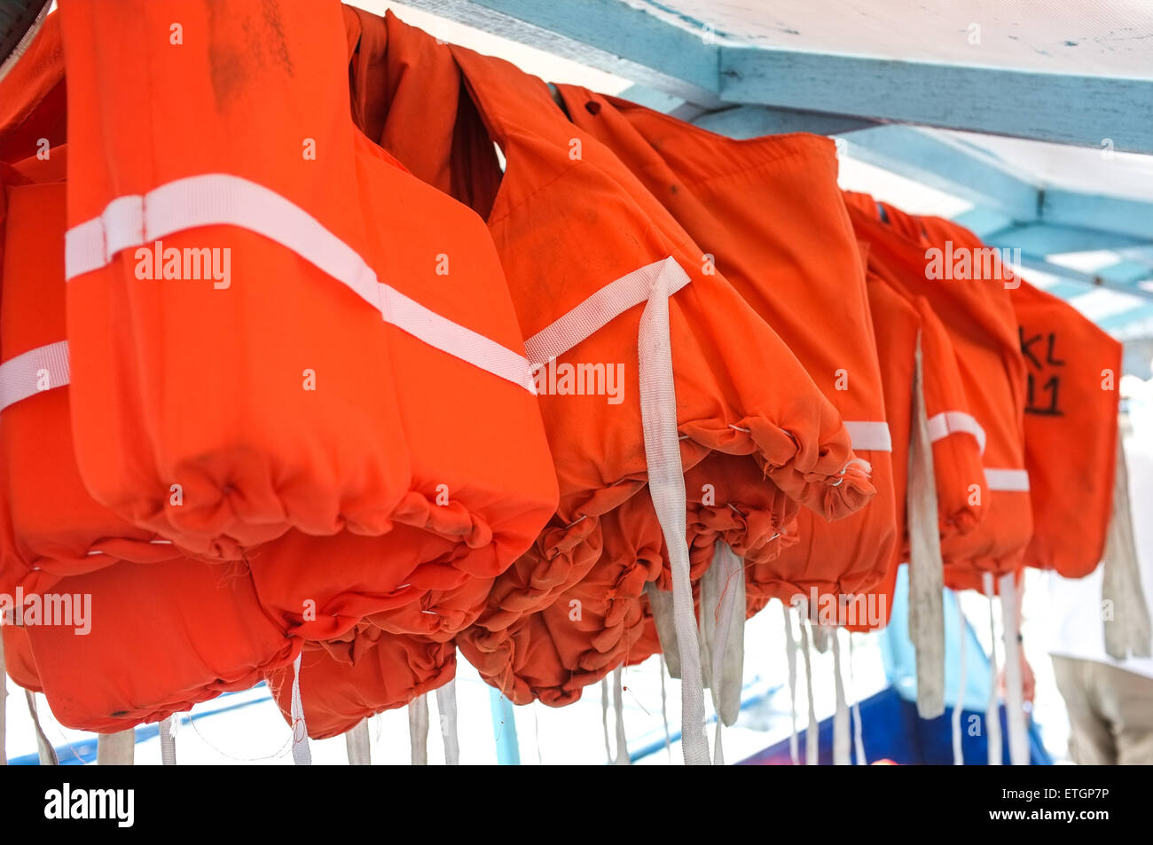 Schwimmwesten in einem Boot aufhängen Stockfoto