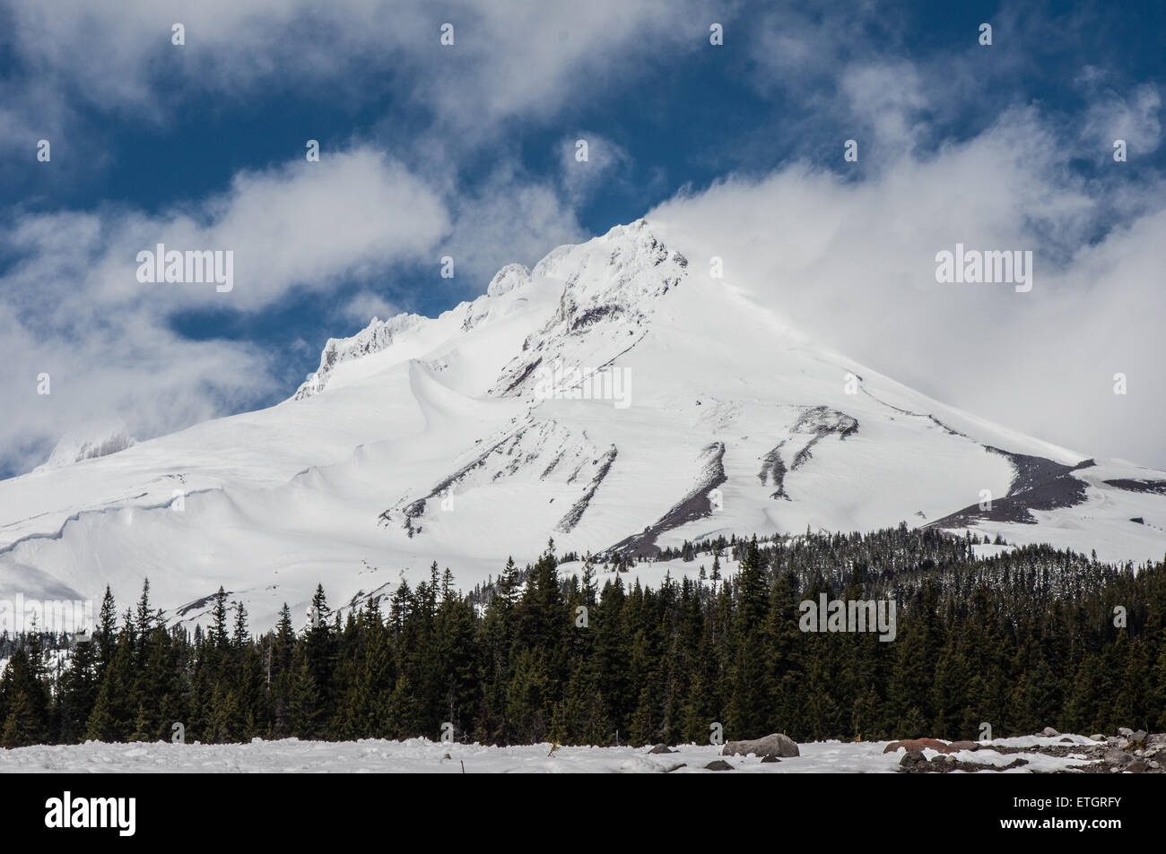 Mt. Hood mit weißen Wolken und wehenden Schnee vom Kamm Stockfoto