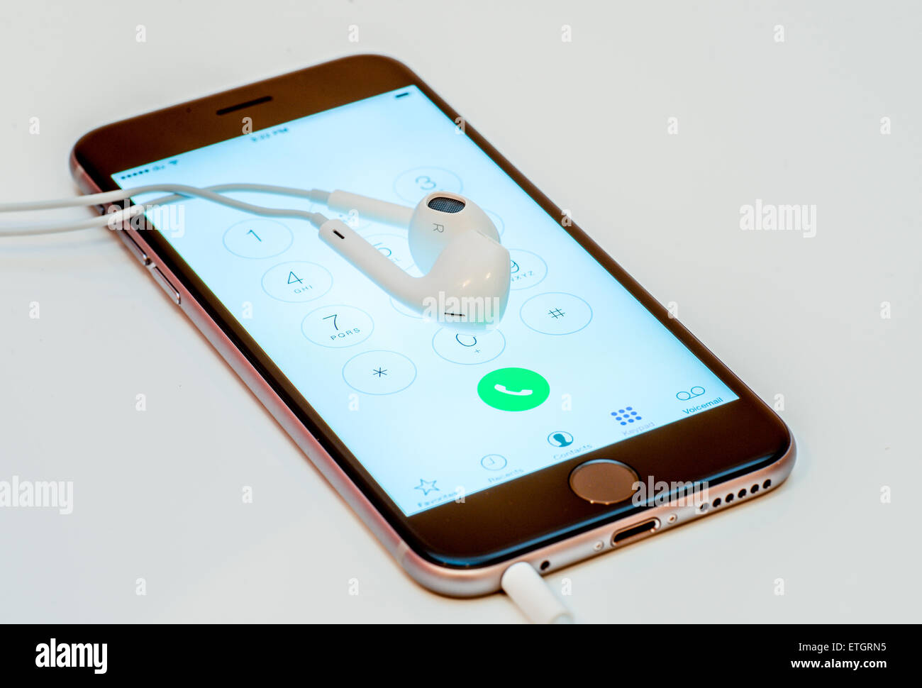 Apple iPhone 6 auf weißem Hintergrund mit Kopfhörer und Telefon-Anwendung öffnen Stockfoto