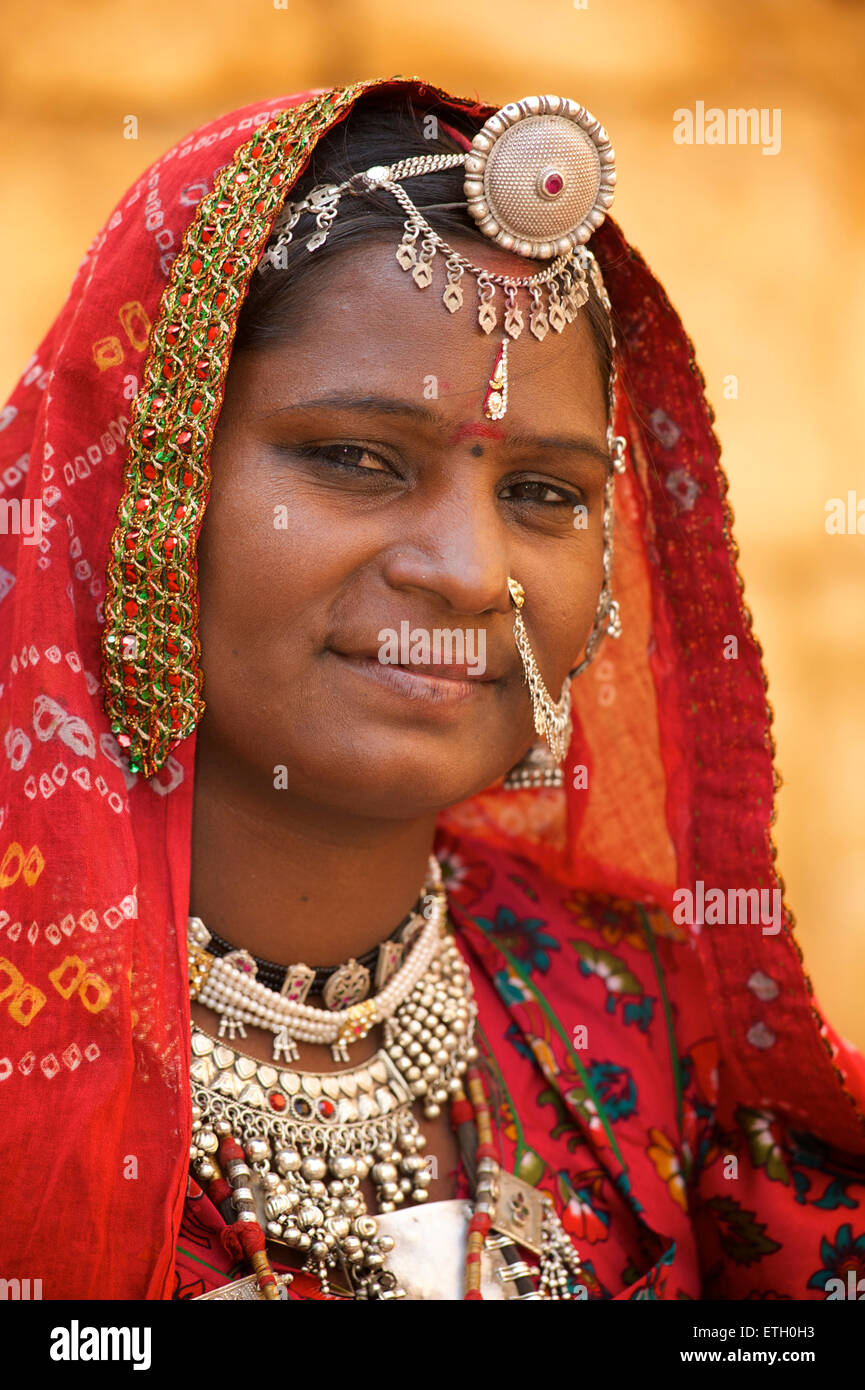 Porträt einer Frau Rajasthani im unverwechselbaren Rajasthani-Kleidung und Schmuck, Jaisalmer, Indien Stockfoto