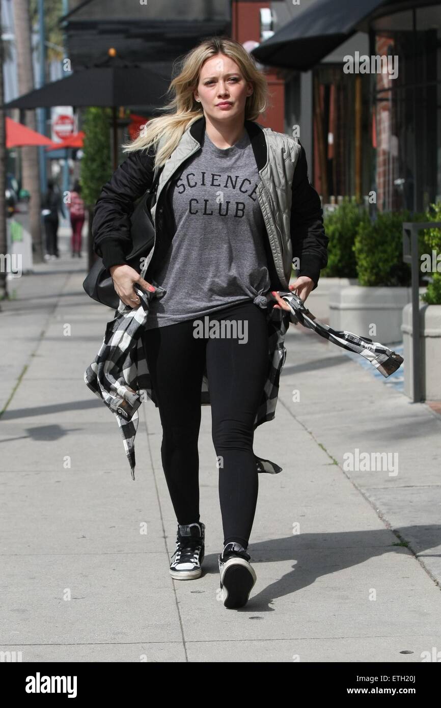 Hilary Duff entdeckt auf dem Weg nach Anastasia Beverly Hills Salon tragen ein Givenchy Antigona Leder Shopping Tote mit einer Grafik von Bambi mit gedruckt: Hilary Duff wo: Los Angeles, California, Vereinigte Staaten von Amerika bei: Kredit-20. Februar 2015: Sharppix/WENN.com Stockfoto