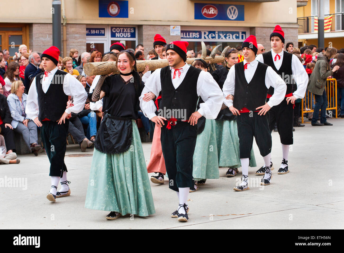Festa de l ' Arbre ich Ball del Cornut in Cornellà de Terri. Stockfoto