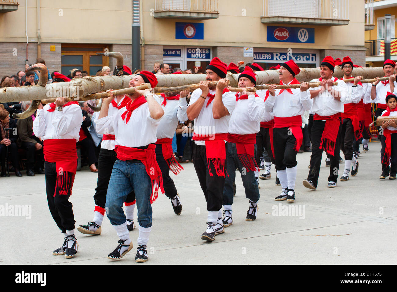 Festa de l ' Arbre ich Ball del Cornut in Cornellà de Terri. Stockfoto