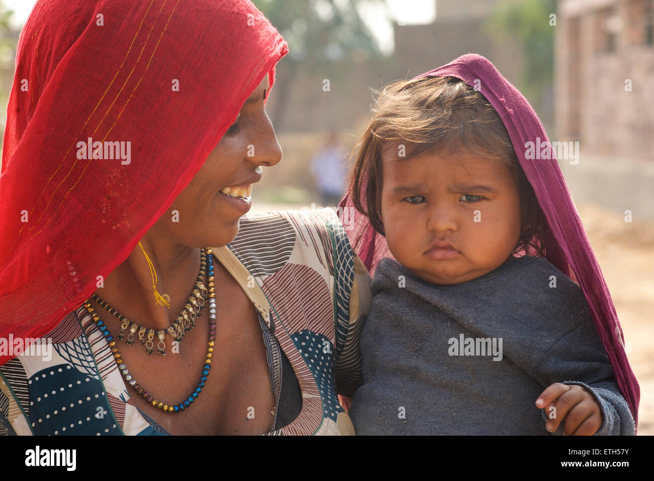 Indische Frau in Sari mit ihrem Kind in die Arme. Jodhpur, Rajasthan, Indien Stockfoto