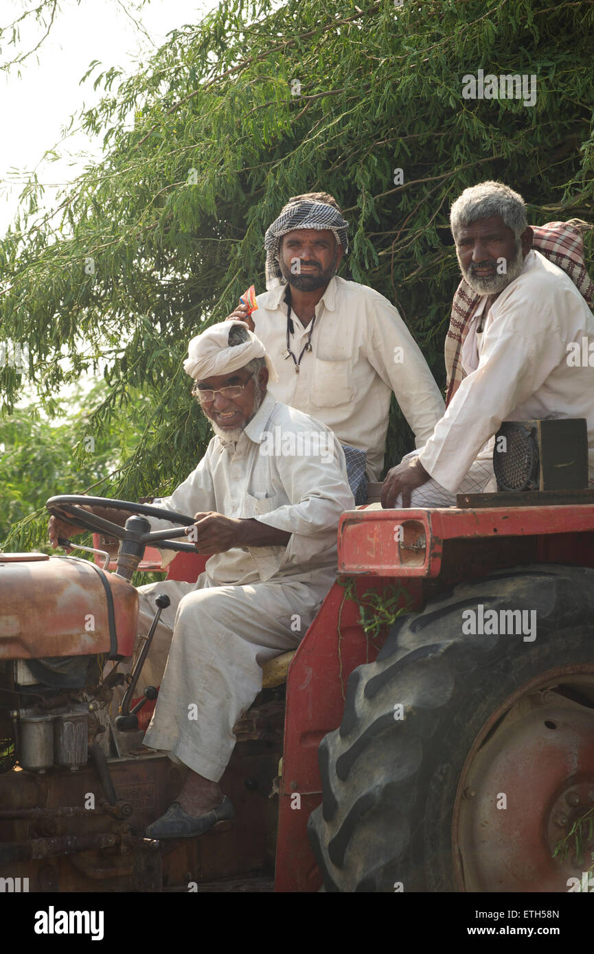 Voll beladen indischen Traktor unterwegs von Jodhpur nach Pushkar, Rajasthan, Indien Stockfoto