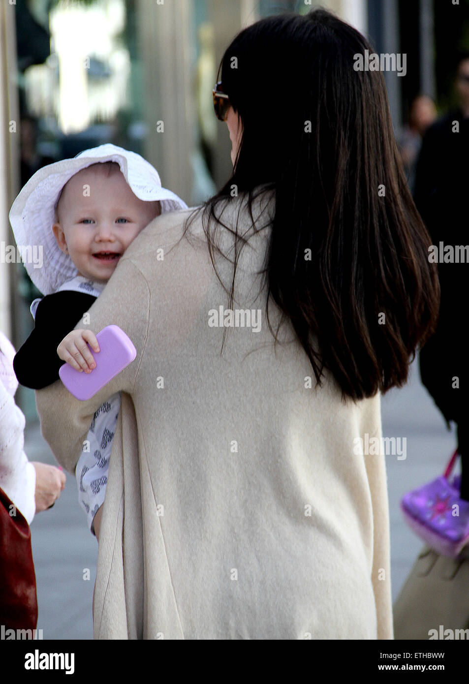 Alec Baldwin genießen einen Familienausflug mit seiner schwangeren Frau Hilaria und Tochter Carmen stoppen zum Mittagessen im Cafe M mit Beverly Hills: Hilaria Baldwin, Carmen Gabriela Baldwin wo: Los Angeles, California, Vereinigte Staaten von Amerika bei: Kredit-23. Februar 2015: MONEY$HOT/WENN.com Stockfoto