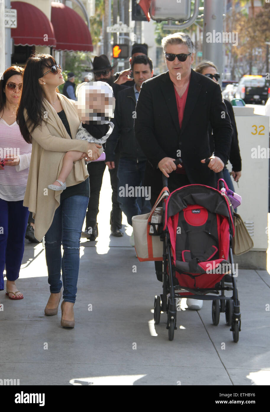 Alec Baldwin genießen einen Familienausflug mit seiner schwangeren Frau Hilaria und Tochter Carmen stoppen zum Mittagessen im Cafe M mit Beverly Hills: Alec Baldwin, Hilaria Baldwin, Carmen Gabriela Baldwin wo: Los Angeles, California, Vereinigte Staaten von Amerika bei: Kredit-23. Februar 2015: MONEY$HOT/WENN.com Stockfoto