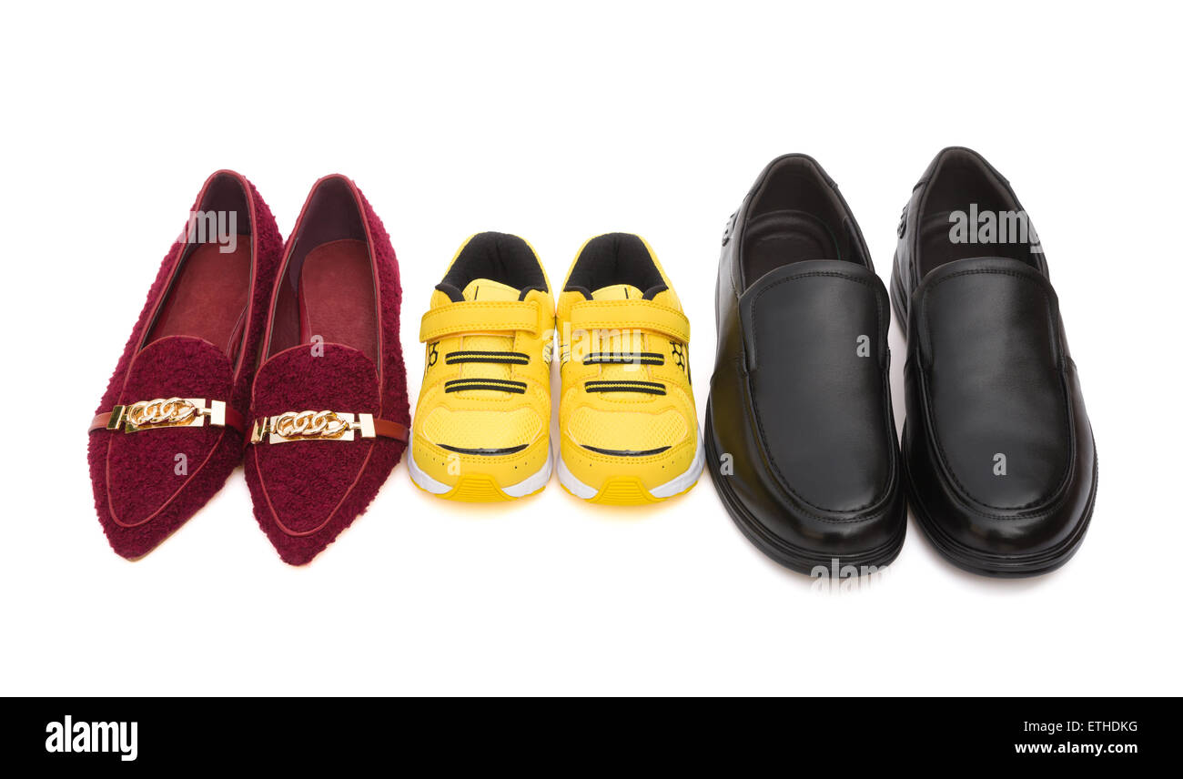 drei Paar Schuhe für Vater-Mutter und Sohn auf weiß mit Beschneidungspfad, Familienkonzept Stockfoto