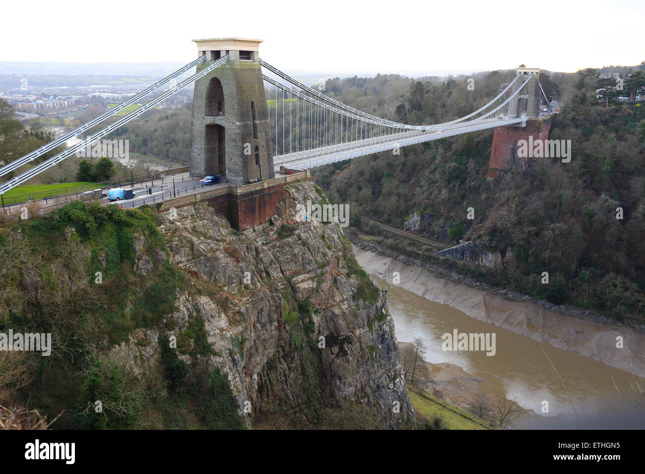 Clifton Suspension Bridge über den Avon-Schlucht im Winter und bei Ebbe, Bristol, England, UK. Stockfoto
