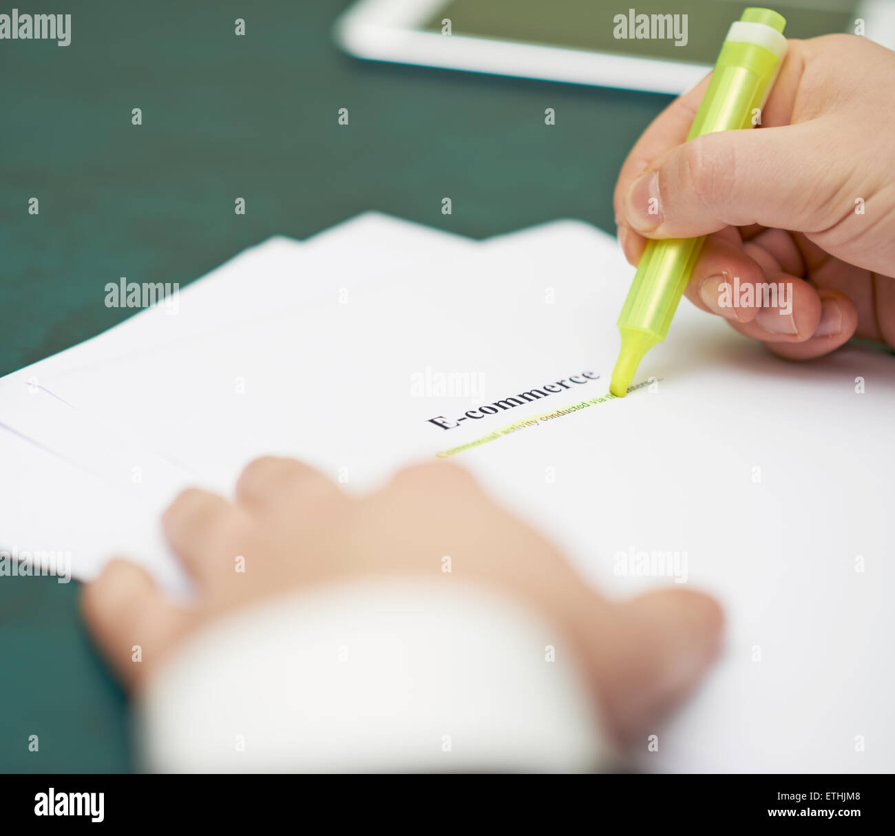 Markieren von Wörtern in einer e-Commerce-definition Stockfoto