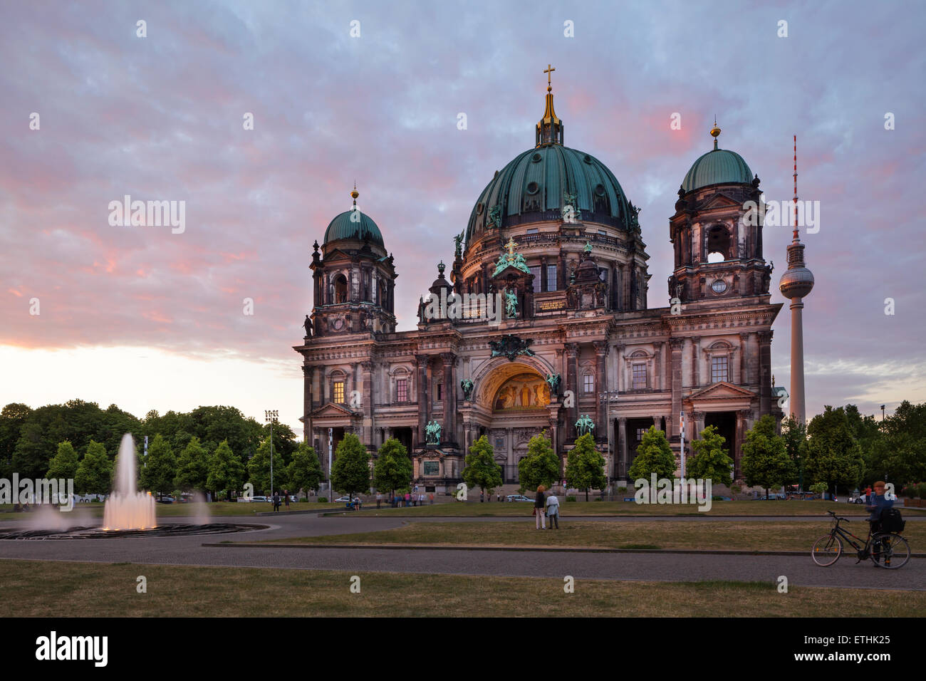 Berliner Dom mit Fernsehturm und Lustgarten, Deutschland Stockfoto