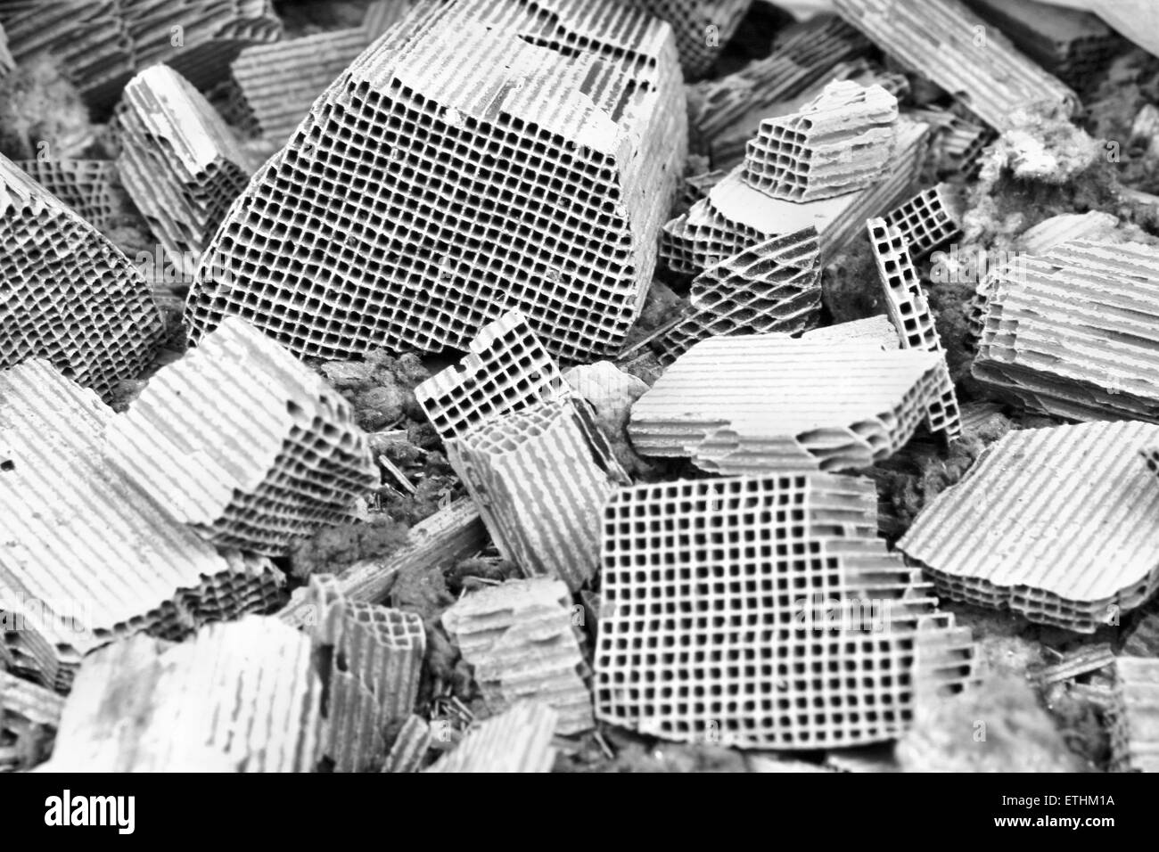 Pices gebrochen Katalysator. Stücke Teil des Auto-Katalysators mit Platin,  Rhodium, palladium Stockfotografie - Alamy
