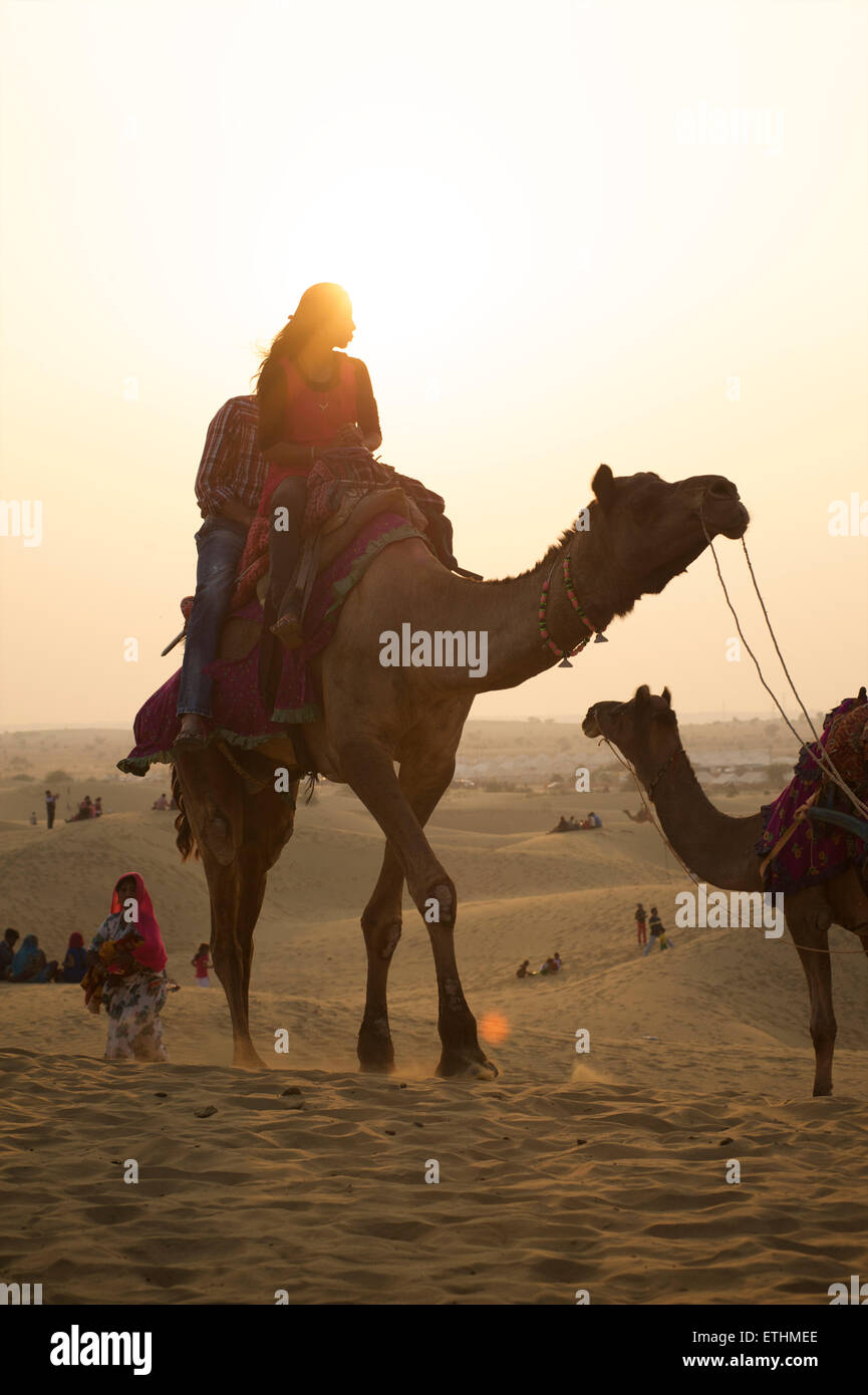 Kamelreiten in der Wüste Thar bei Sam, Rajasthan, Indien Stockfoto