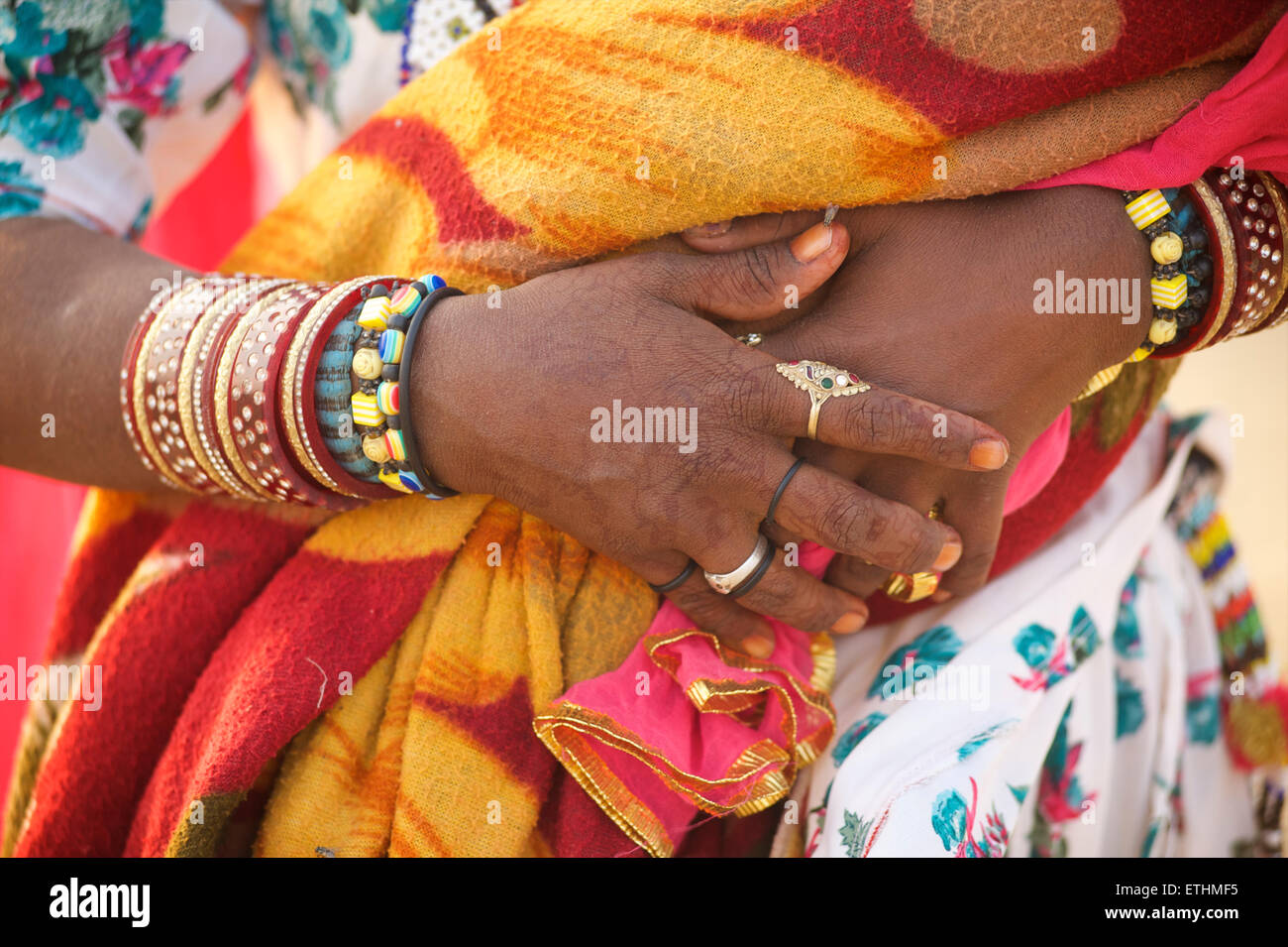 Detail der Rajasthani Frauenhand und ihren Schmuck. Sam, Thar-Wüste, Rajasthan, Indien Stockfoto
