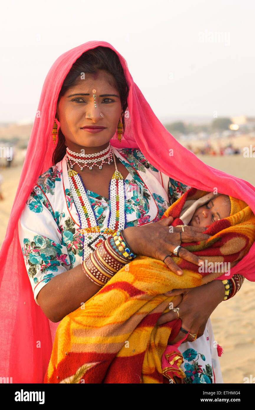 Rajasthani Frau mit Baby. Sam, Thar-Wüste, Rajasthan, Indien Stockfoto