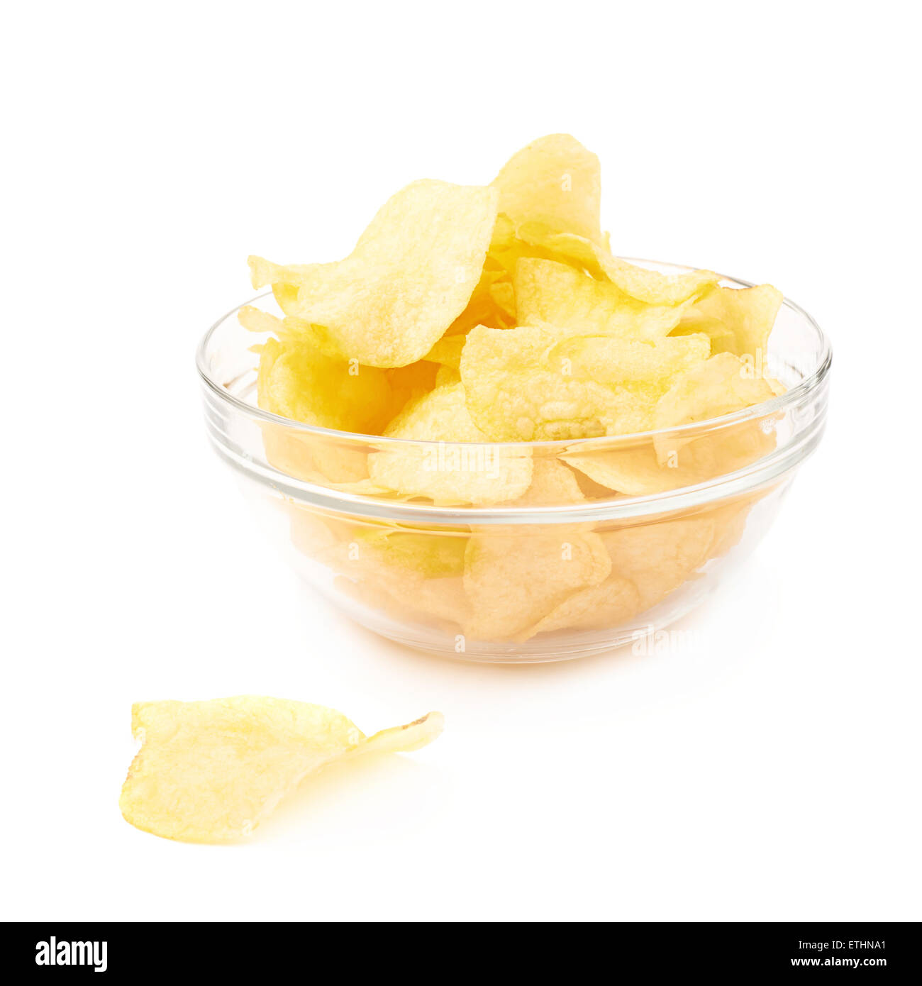 Mehreren Kartoffelchips in eine Glasschüssel Stockfoto