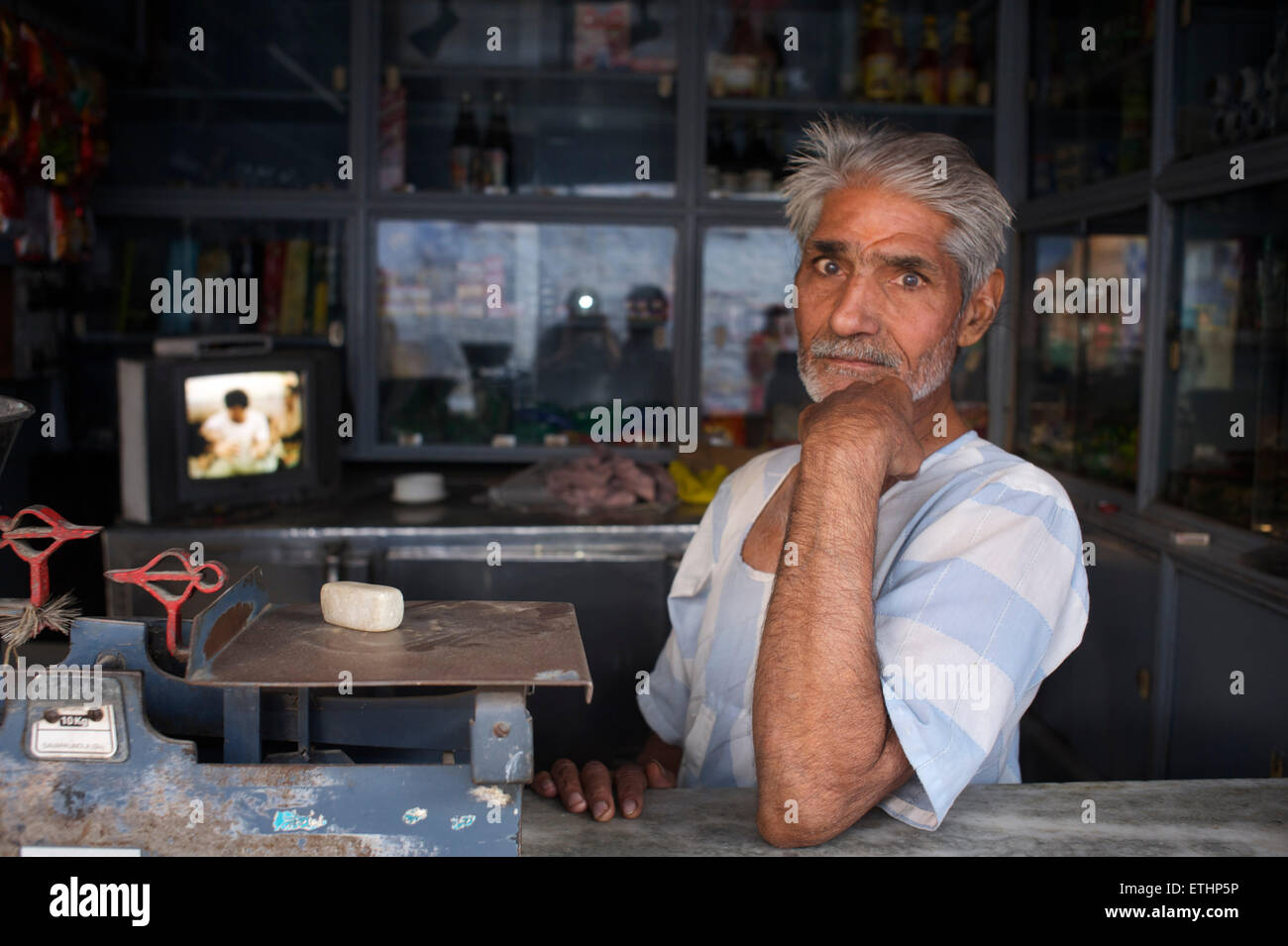 Porträt eines älteren Ladenbesitzers, Jodhpur, Rajasthan, Indien Stockfoto