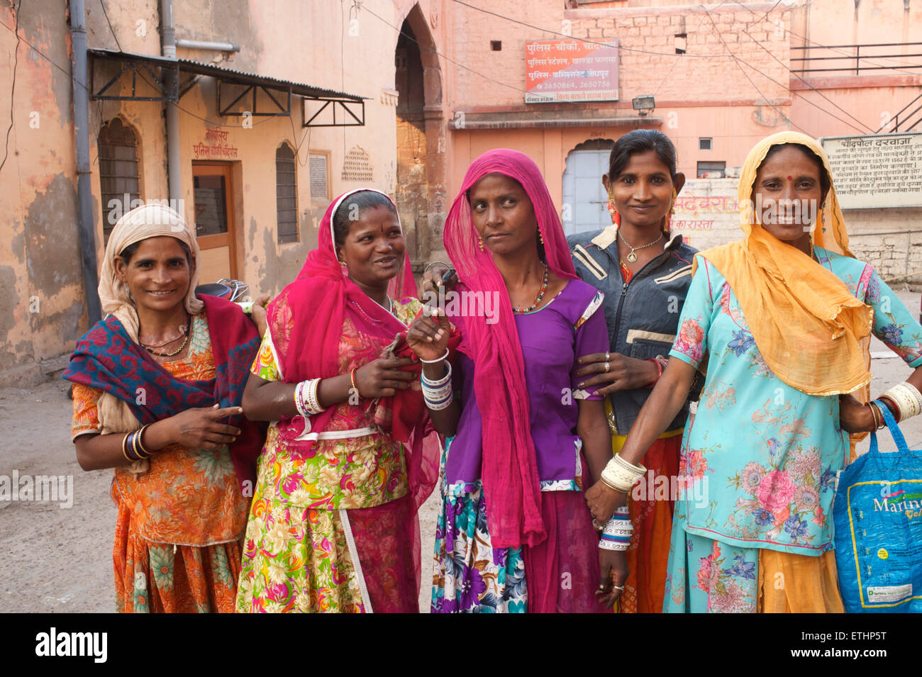 Indische Frauen in bunten Saris, Jodhpur, Rajasthan, Indien Stockfoto