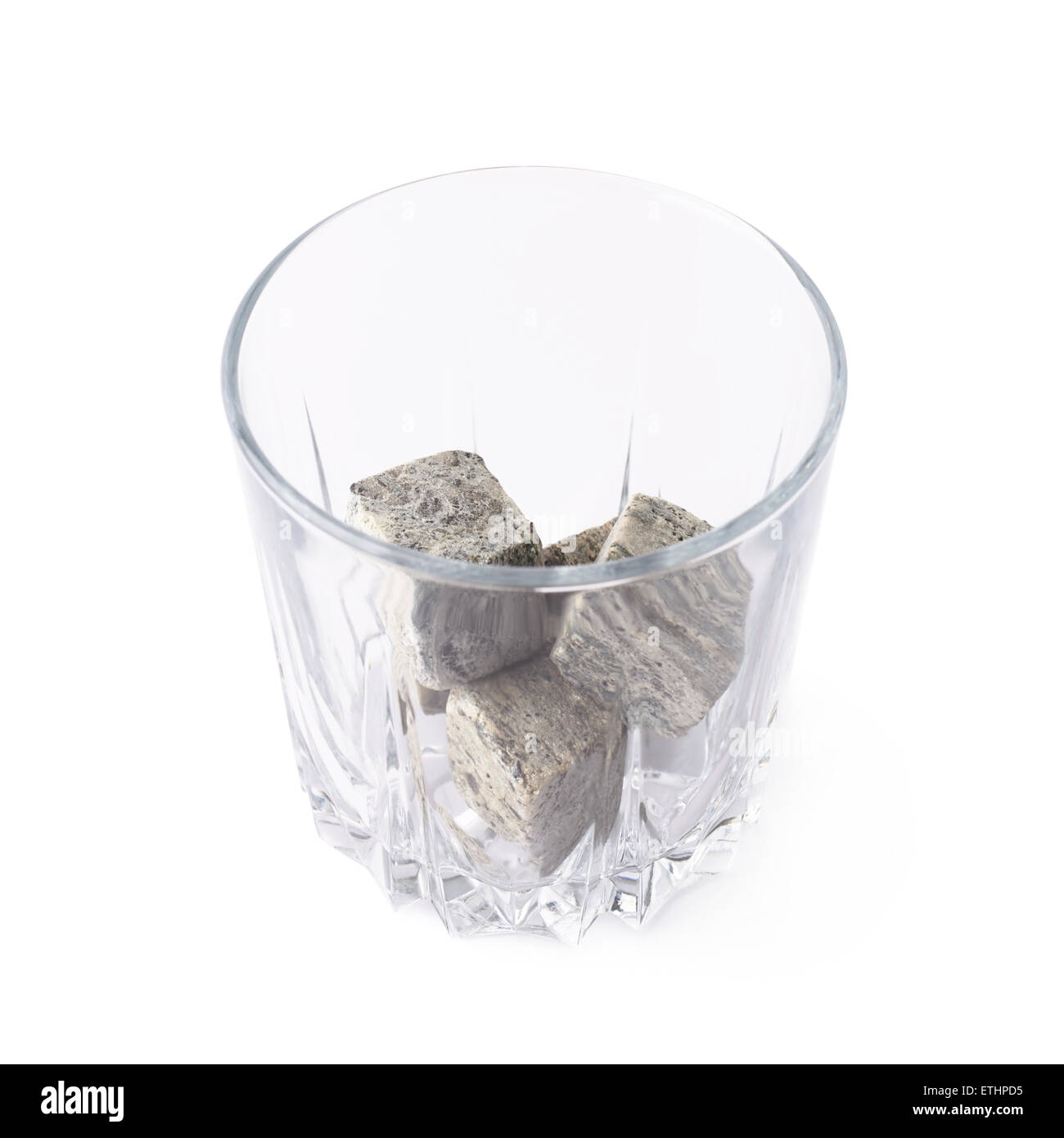 Leere Becher gefüllt mit Steinen Stockfoto