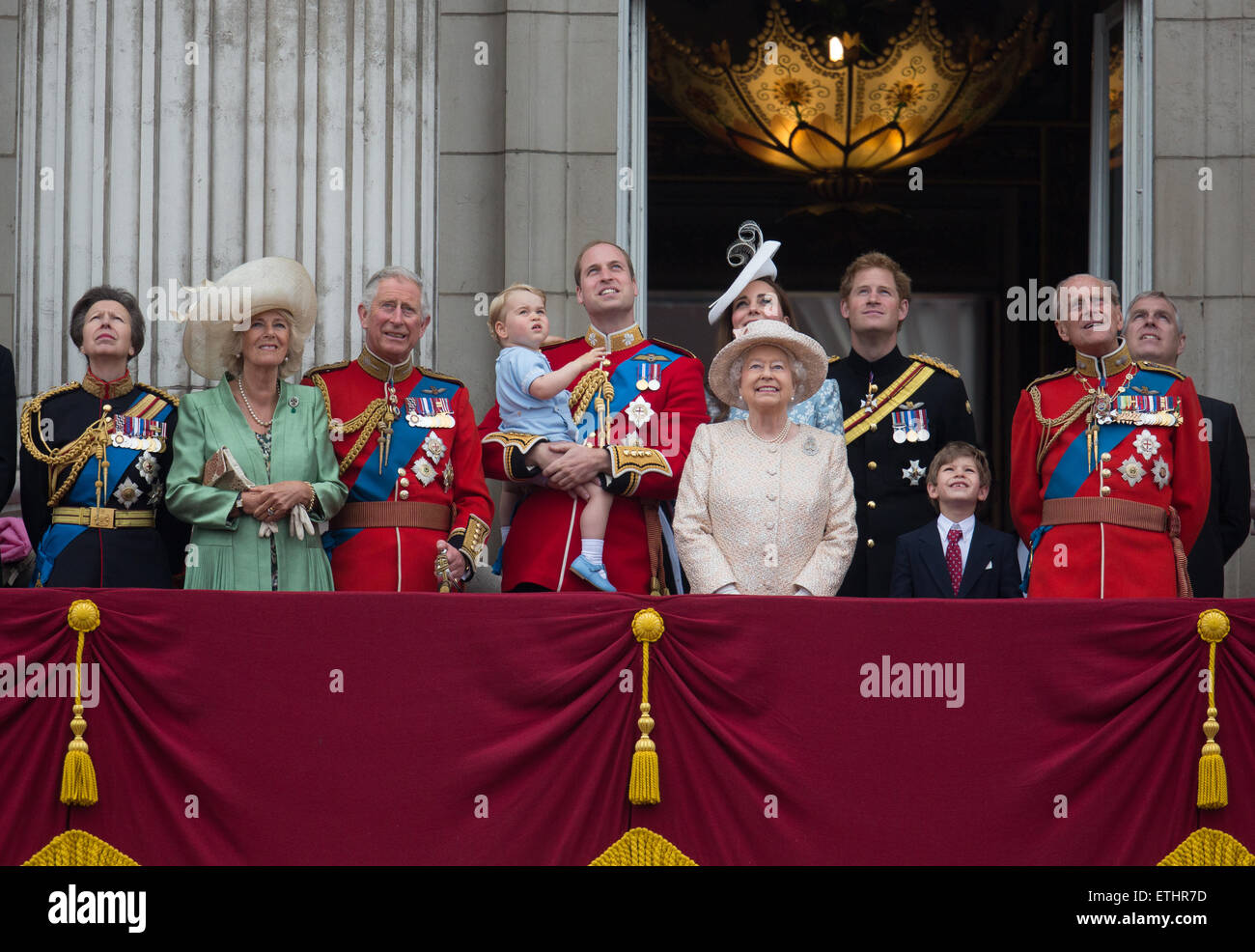 Prinz Georges erster Auftritt auf dem Balkon des Buckingham Palace mit Queen Elizabeth und der britischen Königsfamilie. Stockfoto