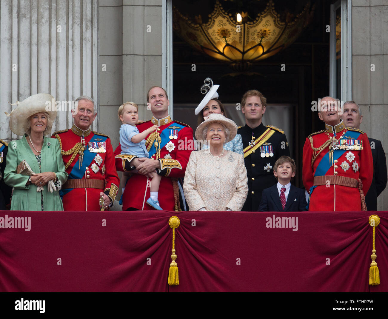 Prinz Georges erster Auftritt auf dem Balkon des Buckingham Palace mit Queen Elizabeth und der britischen Königsfamilie. Stockfoto