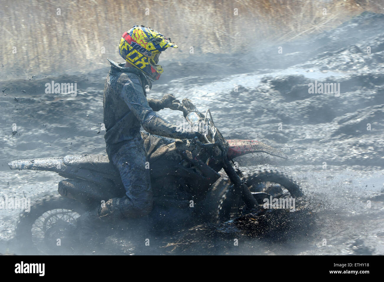 Off-Road-Fahrer gegen eine dampfende Masse Nachodka Russland 04.12.2015 Stockfoto