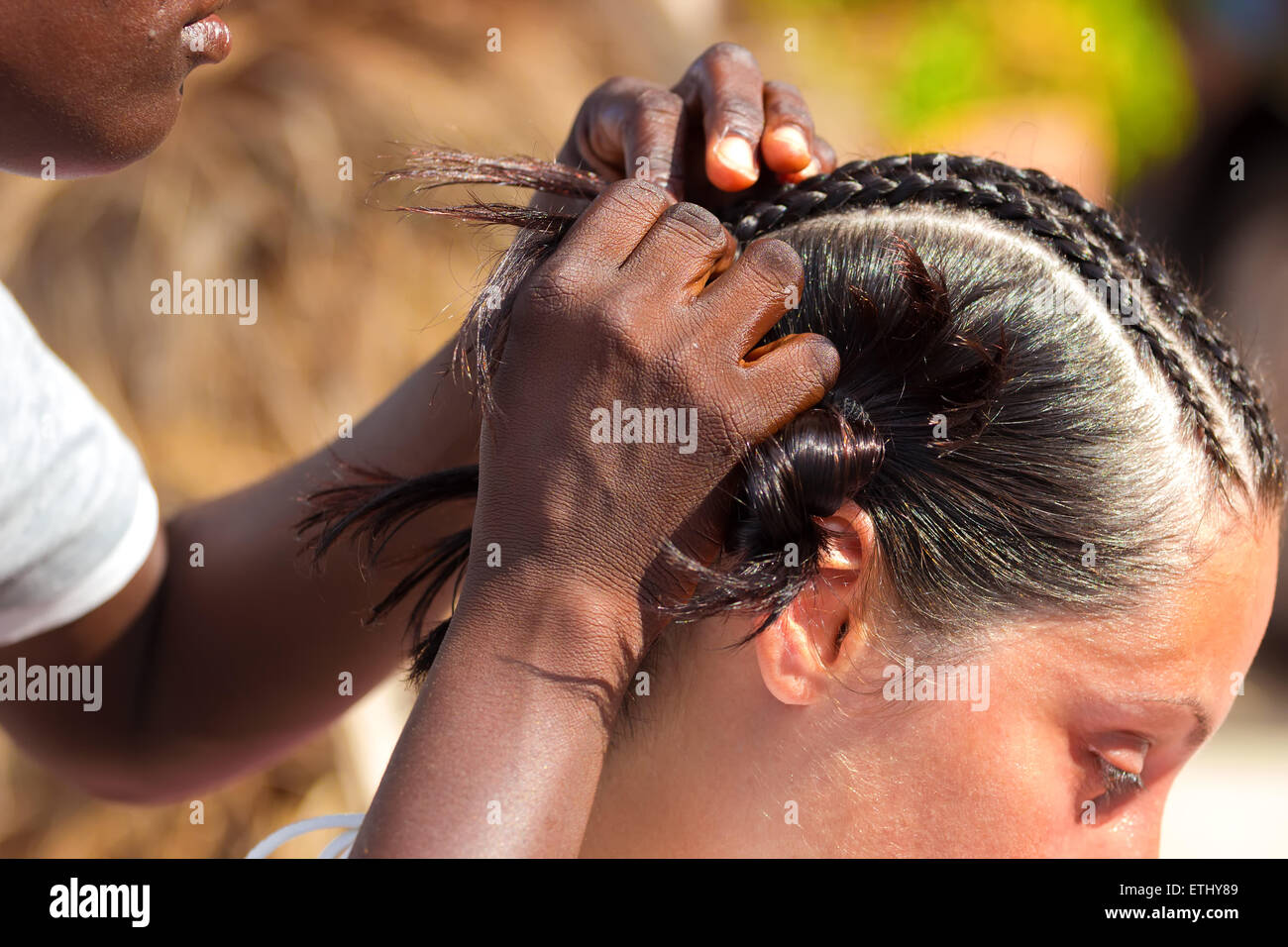 Traditionelle afrikanische Frisuren auf weiße Frauen Stockfoto