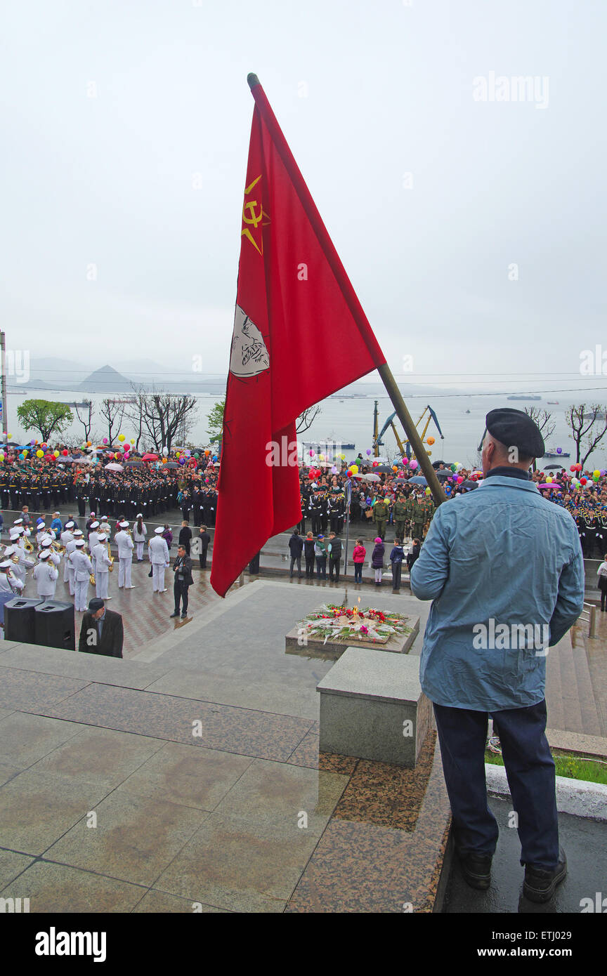 Kommunist bei der Feier des Sieges ist eine rote Fahne am Denkmal zum Sieg 09.05.2015 Russland Nackhodka entfaltet Stockfoto