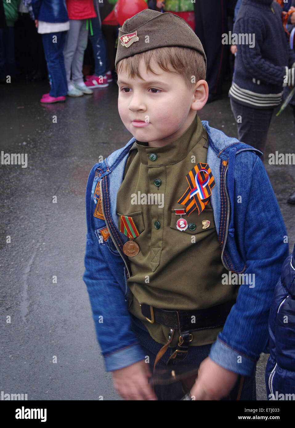 Junge in Uniform der Weltkrieg II.the Feier des großen Sieges Russlands, Nachodka, 05.09.2015 Stockfoto