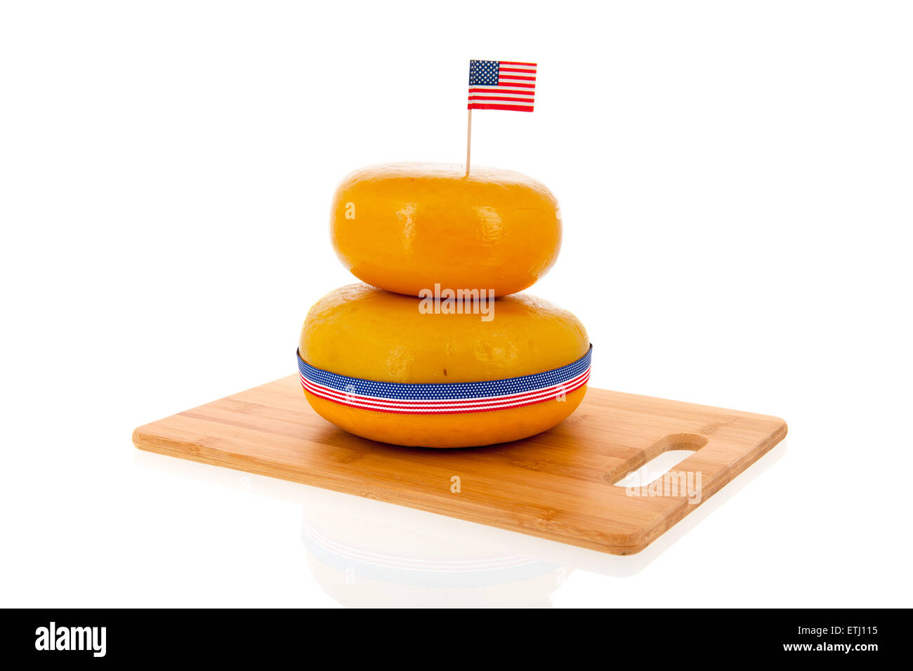 zwei ganze amerikanische Käsesorten auf Holzbrett Stockfoto