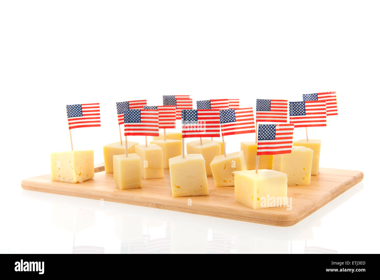 Tablett mit Würfel amerikanischer Käse isoliert auf weißem Hintergrund Stockfoto