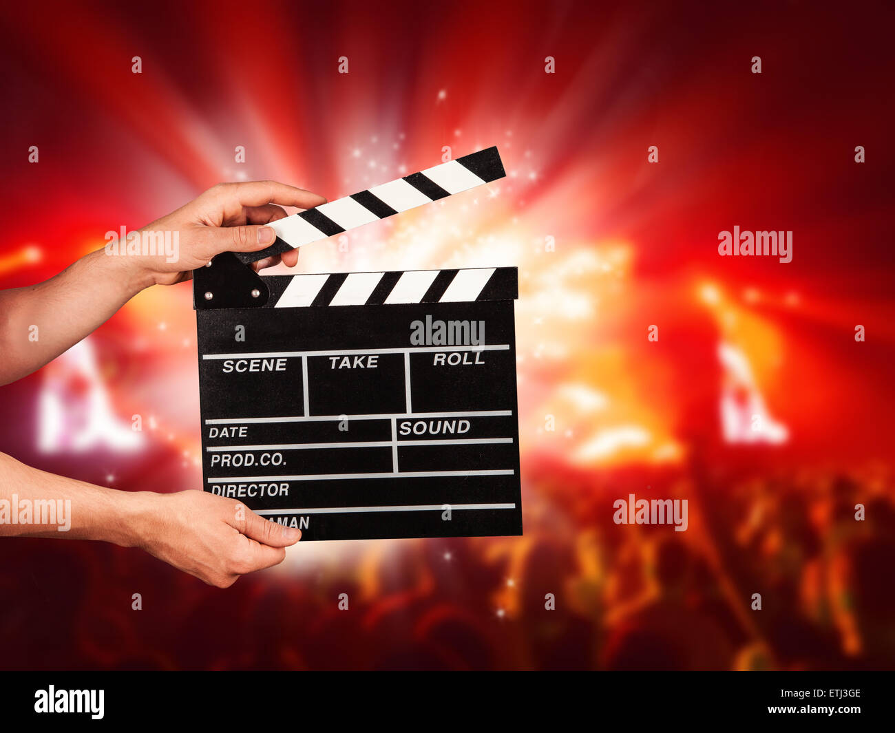 Mannhände halten Film Klöppel. Musikkonzert am Hintergrund Unschärfe Stockfoto