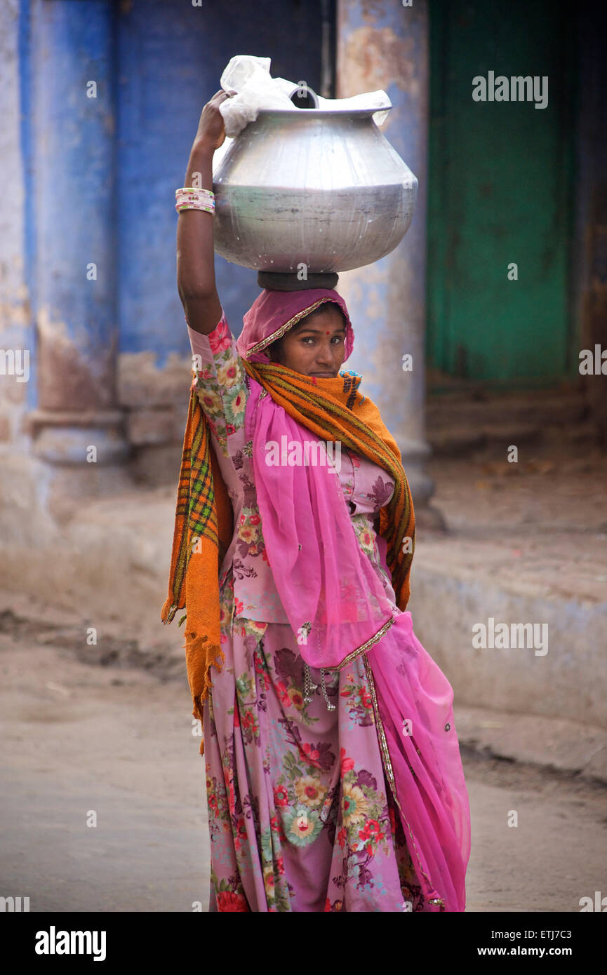 Straßenszene. Indische Frau mit Wasserkrug. Jodhpur, Rajasthan, Indien Stockfoto